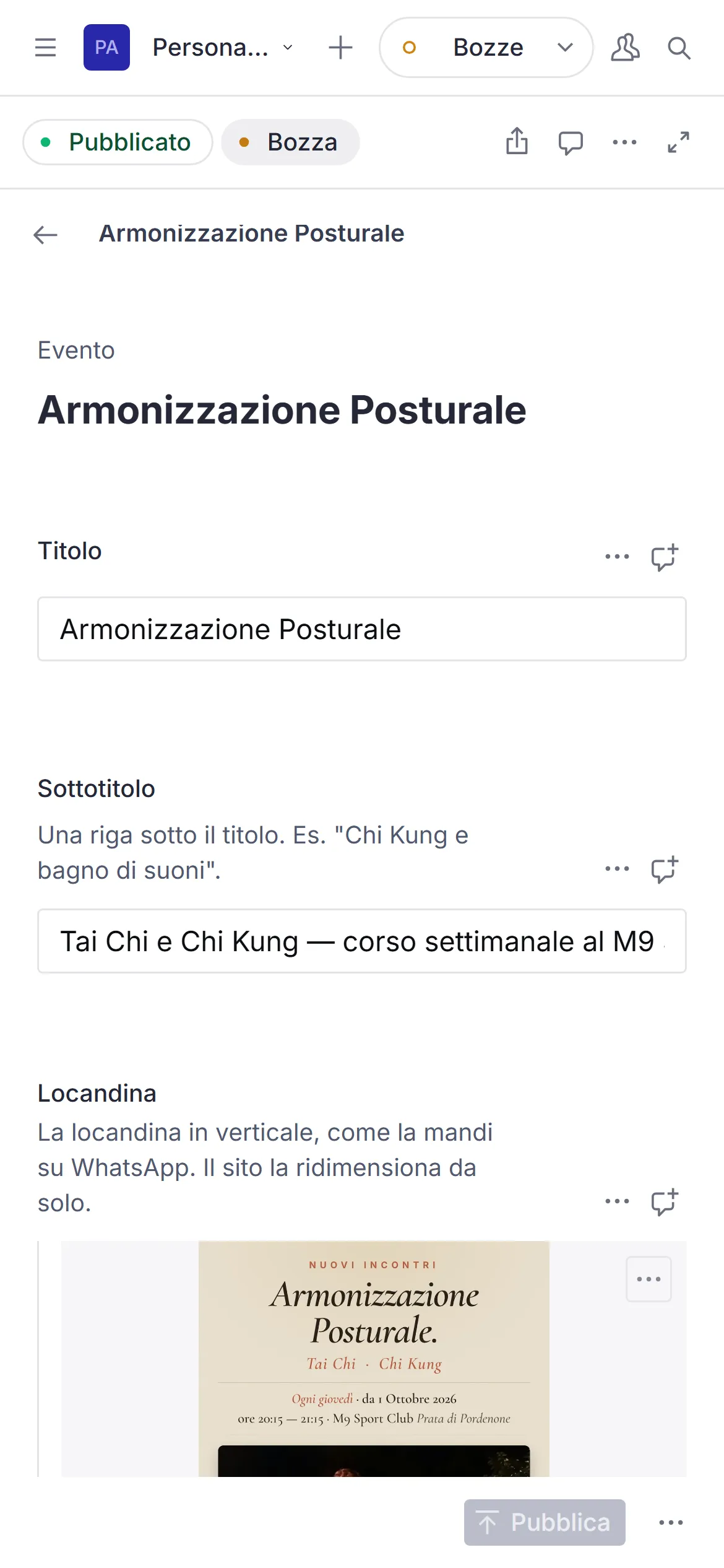 El editor Sanity en un teléfono, abierto en un evento con su cartel